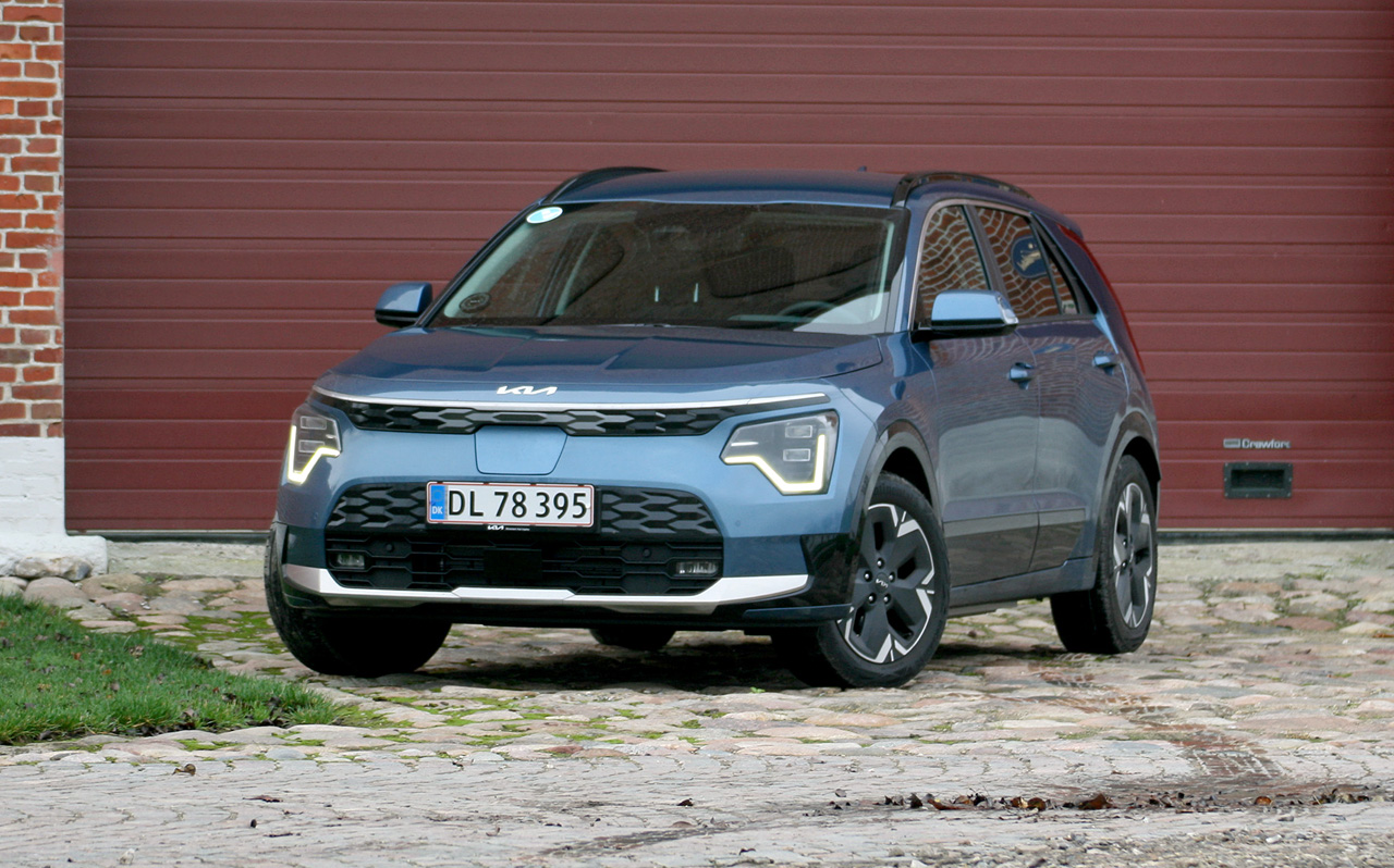 Kia Niro EV parkeret foran mørkerød baggrund