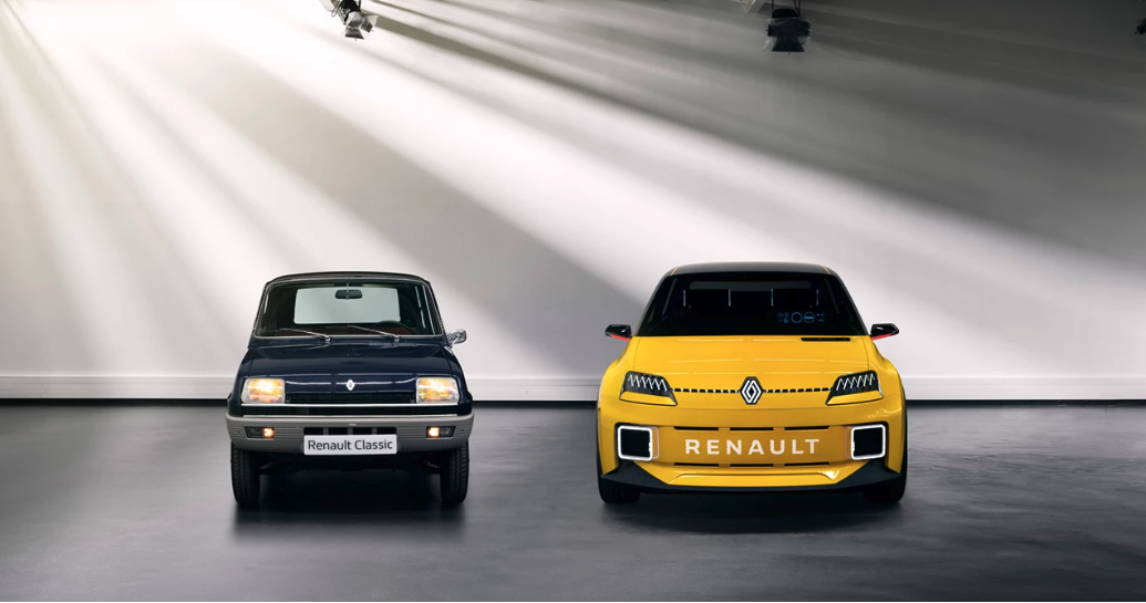 Gammel Renault 5 ved siden af en ny Renault 5 E-Tech 