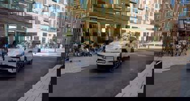 luksuriøs kompakt elbil med 428 hk og firehjulstræk