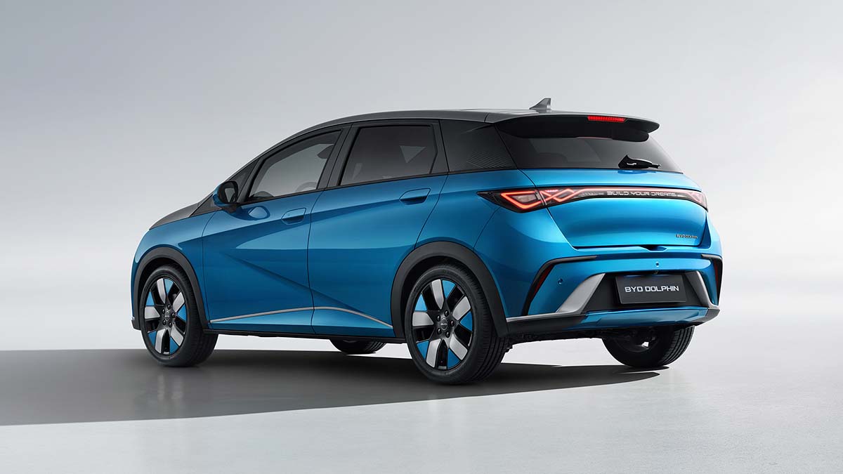 Blå BYD Dolphin med grå baggrund