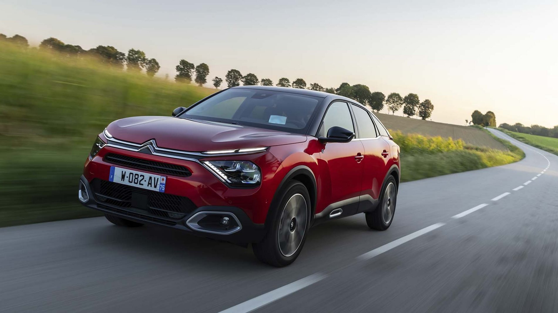 Rød Citroen e-C4 på landevejen